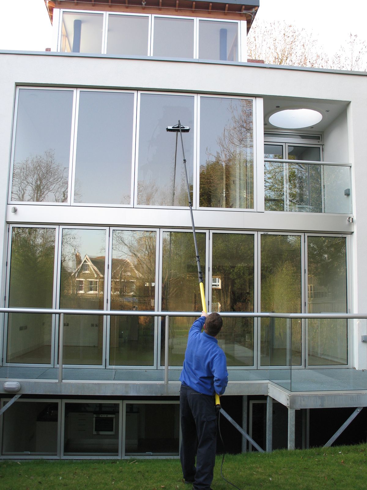 خدمات شركة تنظيف واجهات زجاج أبوظبي